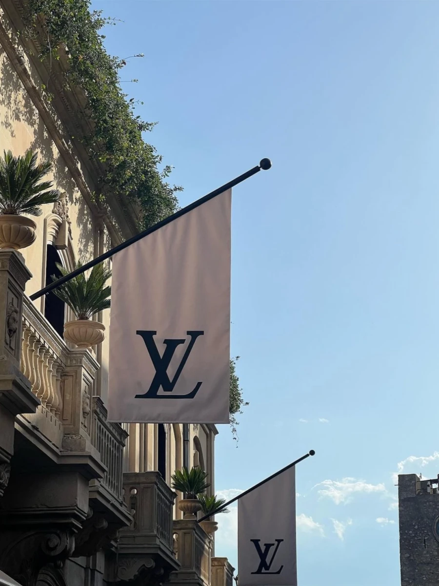 Louis Vuitton Café by Timeo