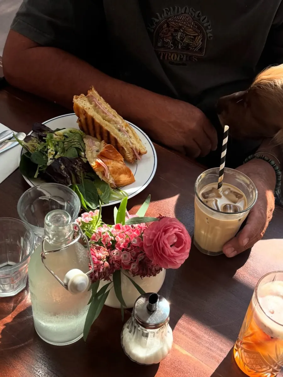 Les Baigneurs Café